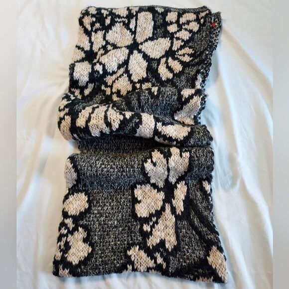 Ana Maison Black Cream Floral Print Wool Acrylic Scarf - Picture 2 of 7